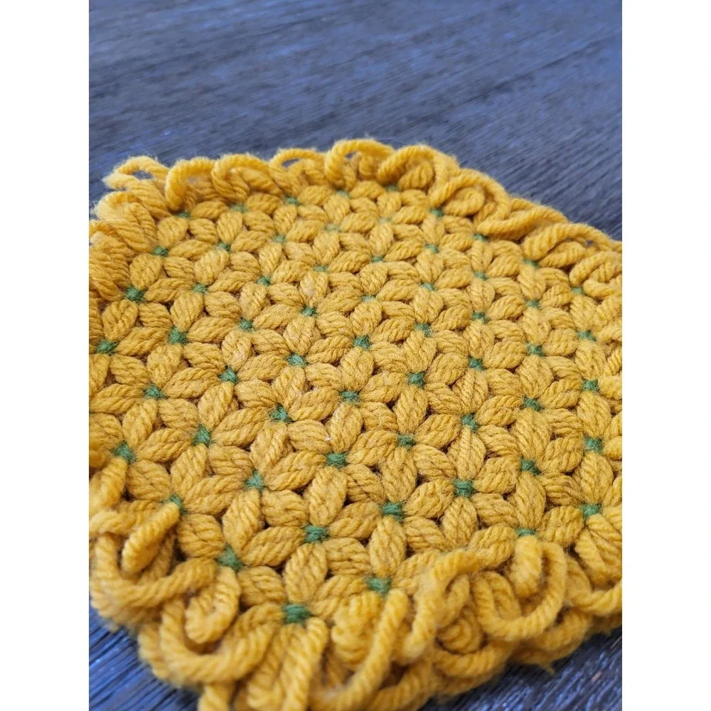 Vintage 70s Handmade Style Crochet Thick Daisy Green&Yellow Placemats 10x16